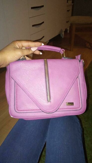 torbica muska 6: Na prodaju prelepa roza torbica