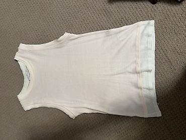 Ağ rəngli qadın maykası - Stil: sadə, minimalistik, qolsuz (tank top)