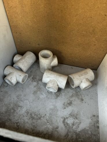 фитинги для пластиковых труб: Тройник, Материал: Пластик, Диаметр резъбы: 20 мм