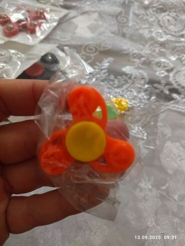 Oyuncaqlar: Spinerlər.Hamısı təzədir.Hər rəngləri var. Qutudakı spinerlər-7 azn — 8