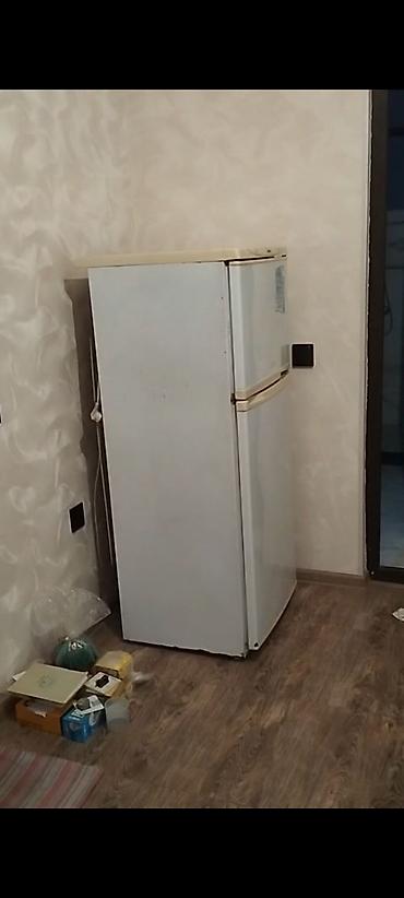 modem satilir: İki qapılı məişət soyuducusu - Rəng: ağ, krem detal və tutacaqlarla - — 1
