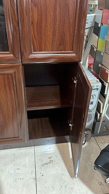 standing mirror: Многофункциональный шкаф из темного дерева с текстурой под орех — 5