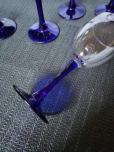 Čaše: Case nove,vintaz za vino,holandske. Case nove,sve na njima odsjaj od — 10