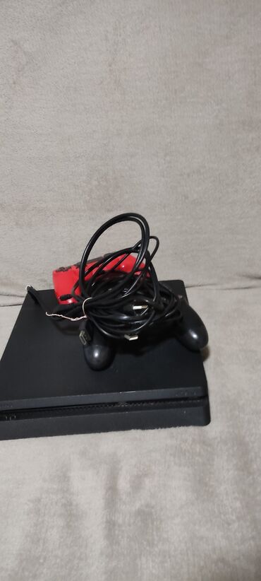 playstation 4 цена в бишкеке: Продаю PS4 с двумя джойстиками все в комплекте диски несколько