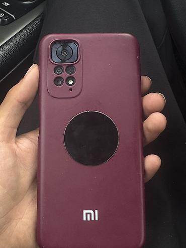 redmi note: Смартфон Xiaomi (серия Redmi, корпус в бордовом чехле с логотипом MI) — 3