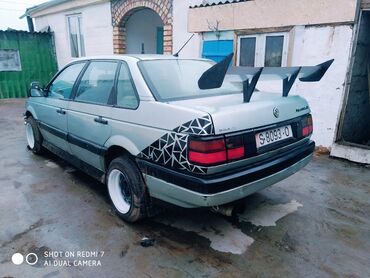 машина прадайу: Volkswagen Passat: 1989 г., 1.8 л, Механика, Бензин, Седан