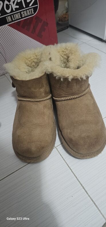 italijanske kozne sandale: Ugg boots, Size - 33