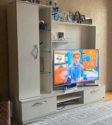 divar refleri: Ağ rəngli modern TV stend/divanxana kombi mebeli - Material — 1