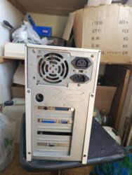 Masaüstü kompüterlər və iş stansiyaları: Köhnə Sony komputer və hissələri. sistem bloku, disketler, kalonka — 7