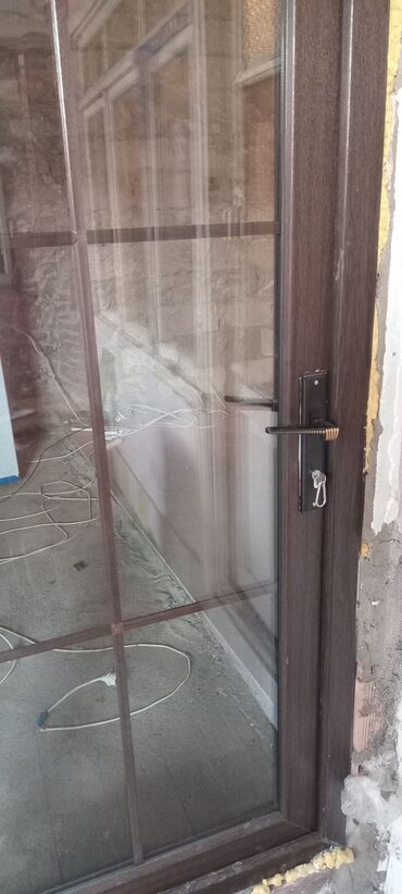 Plastik qapılar: PVC vitraj qapı-pəncərə sistemi - Material: tünd ağac rəngində PVC — 4