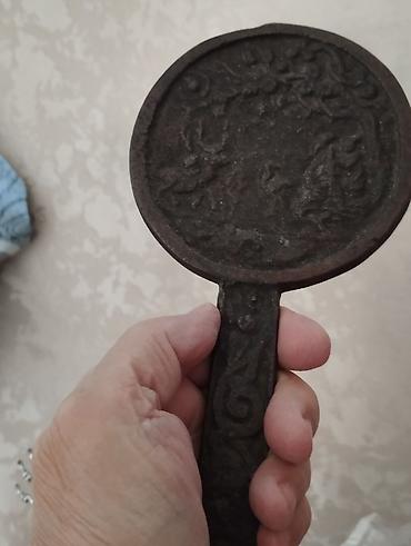 Формы для материалов: Антикварное, круглое, массивное, бронзовое зеркало,на плоской рукояти — 3