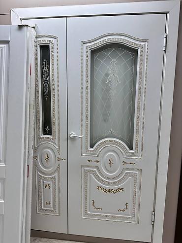 Межкомнатная дверь в классическом стиле с витражным стеклом -