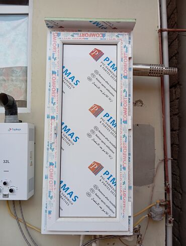 atmalar: Ağ rəngdə, PİMAS loqosu olan PVC panellərlə örtülmüş qaz sayğacı