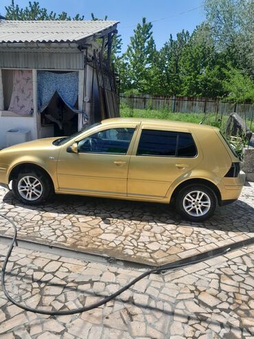 каробка на гольф 3: Автомобиль Volkswagen Golf, окрашенный в золотистый цвет, с четырьмя