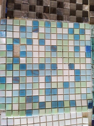 metlax kafel: Ağ, mavi və yaşıl kvadrat mozaika plitələrindən ibarət dəst. Bu