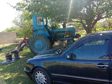 turbo az traktor belarus 82 xacmaz: Mavi rəngli T28. Qabaq təkərlər orta vəziyyətdə arxa təkərlər isə