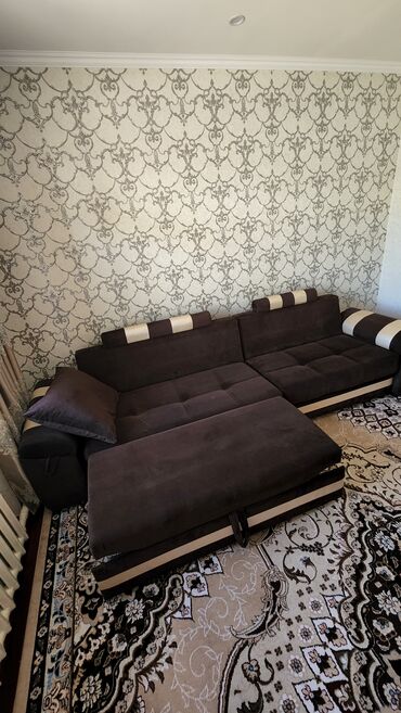 диванные подушки: Угловой диван, цвет - Коричневый, Б/у