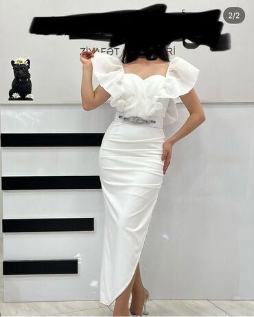 вечерние платья в баку на прокат: Ağ rəngli zərif ziyafət donu - Model: bədənə oturan, midi uzunluq, ön
