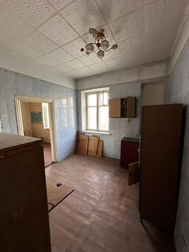 1 комнатная квартира бишкек снять долгосрочно: 2 бөлмө, 50 кв. м, Жеке план, 2 кабат, Эски ремонт