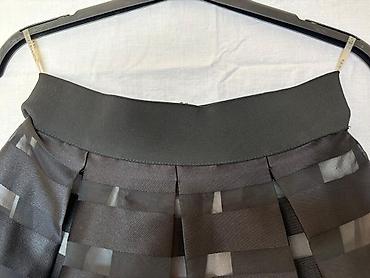 crne satenske pantalone: Crna A-linija suknja sa prugastim, poluprozirnim šarama. Model sa — 3