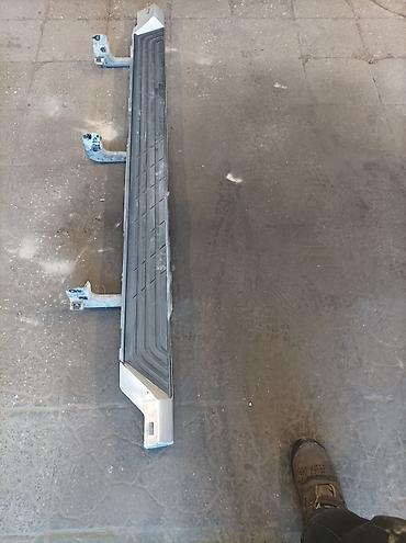 Кузовные детали: Məhsul: Avtomobil üçün yan pillə (running board), metal karkaslı, üstü — 1