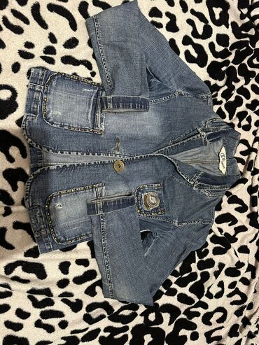 Dəstlər, kostyumlar: İkinci el paltarlar Məhsul: 2 ədəd üst geyimi dəsti 1) Qolsuz qadın — 4