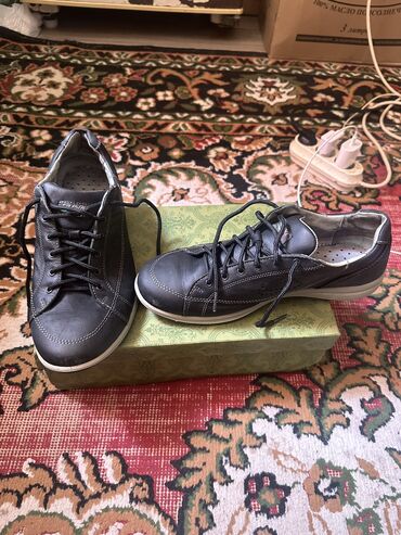 Кроссовки и спортивная обувь: Продаются кожаные кросоввки,размер 41