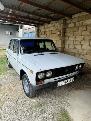 Ağ rəngdə olan bu VAZ-2106 sedanı, klassik avtomobil həvəskarları üçün