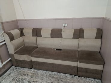 спортивный костюмы: Бурчу бар диван, Кутулар менен, Үч орундук жана андан көп