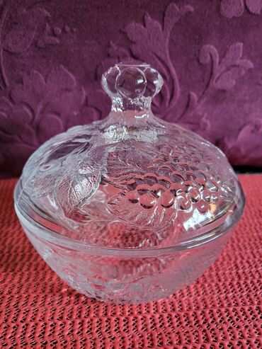 Ostalo posuđe: Bombonijera nova sa poklopcem,puno staklo. Visina. 12cm. Precnik — 4