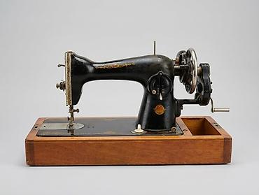 antik kuklalar: Mekaniki tikiş maşını – retro dizaynlı, taxta baza üzərində — 2
