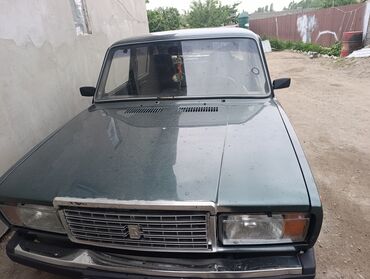 автомобиль жигули ваз 2107: Автомобиль ВАЗ-2107 темно-зеленого цвета. Седан с механической