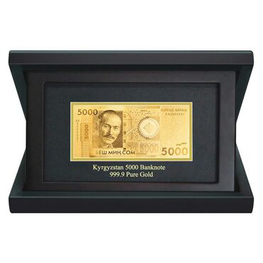 Золотая банкнота в деревянной рамке "5000 сом" покрытая сусальным