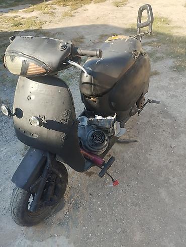 49 cc motor: Şəhər daxili rahat hərəkət üçün kompakt benzinli skuter. - Korpus — 1