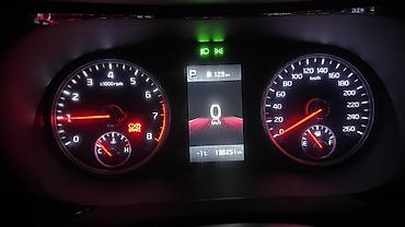 Другие детали салона: Мультимедийная система и интерьер автомобиля с современными функциями — 2