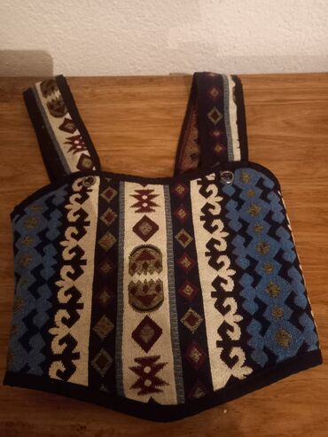 Футболки: Короткий топ с широкими лямками, выполненный из ткани с геометрическим