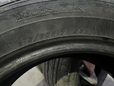 борт спиринтер: Автомобильная шина с маркировкой "OUTSIDE" и размерами 215/60R17