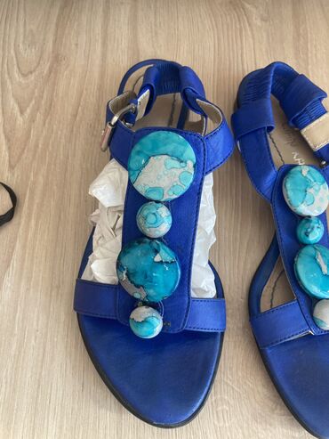 шлепки италия: Кожаные босоножки с ярко-насыщенном синем цвете, инкрустированными