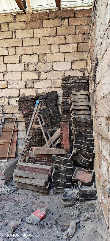 idmana aid şəkillər cəkmək: Beton daş/daş döşəmə istehsalı üçün qəliblər ölçuler var bir yerden — 2