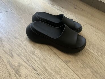 обувь женская сапоги: Сандали женские от фирмы Zara. Размер 36. Одевала один раз. Состояние