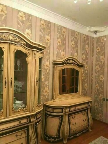 Divanlar: Klassik üslubda qonaq otağı üçün vitrin və konsol dəsti - Üslub