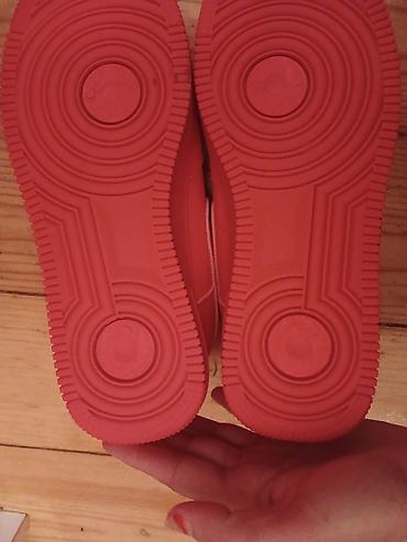 nike şalvar: Parlaq qırmızı rəngli idman ayaqqabısı (snikers) - Model: aşağı — 2