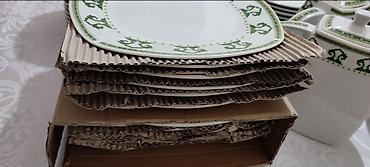 фарфоровый стол: Столовый сервиз из белого фарфора с зелёным орнаментом Состав набора — 2