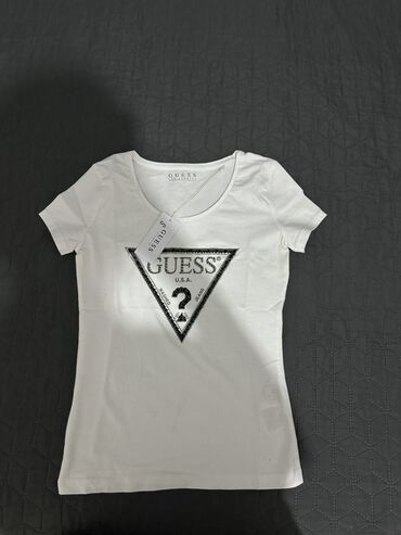 Кастрюли: GUESS qadın T‑şərfi - Rəng: ağ - Dizayn: sinədə klassik GUESS
