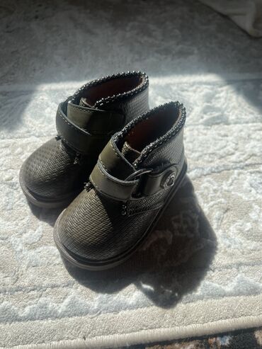 детские шлёпки: Продаю обувь за все прошу 2000 обувь детская очень качественная