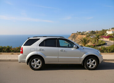 Kia: Kia Sorento, gümüşü rəng, 5 qapılı SUV. Əsas xüsusiyyətlər: - Güclü — 1