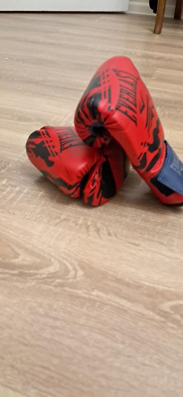 Everlast boks əlcəkləri - Rəng: qırmızı-qara naxışlı, mavi bilək