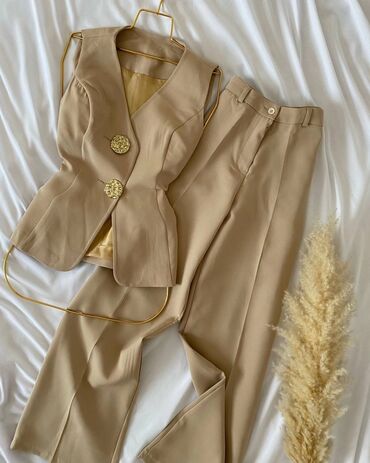 Kompleti: • Komplet ||
• Veličine: S M L — 10