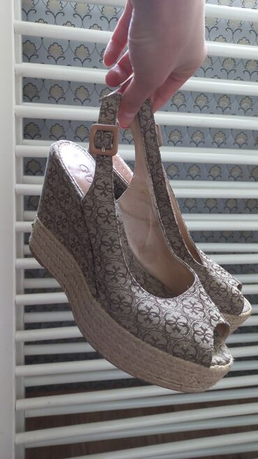 женское обувь: 38размер чуть маломерять made in Испания