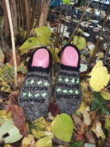 Kolqotkalar, corablar: Təbii yundan hazırlanmış iplər və toxuma əl işləri. Sifariş qəbul — 10